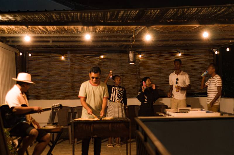 Anniversaire entre amis sur le rooftop de la Villa Fotsy