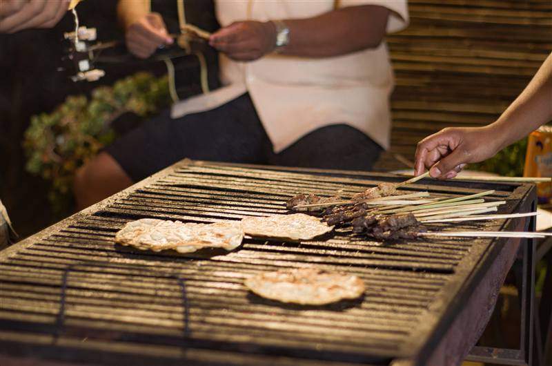 Grillades au barbecue pendant un anniversaire à la Villa Fotsy