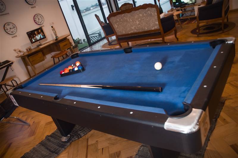 Salle de jeux avec billard à la Villa Fotsy