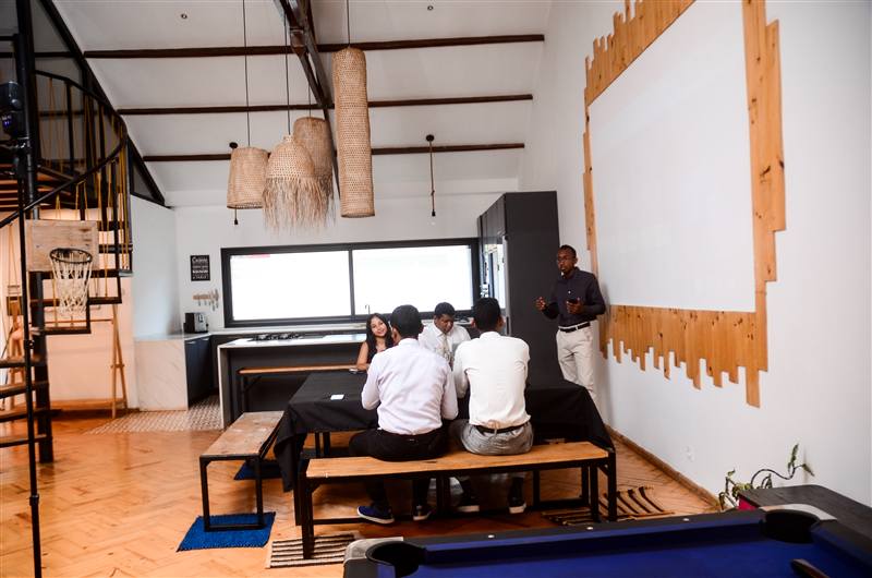Espace de réunion loft lumineux de la Villa Fotsy